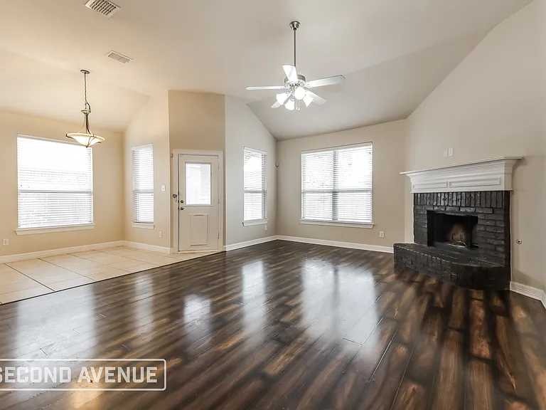 1820 Rosson Rd — Photo 3