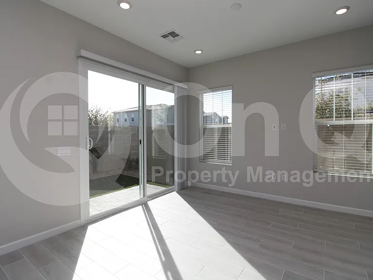 4911 E Village Dr — Photo 9