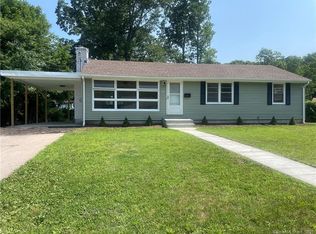 84 Park Ave, Uncasville, CT 06382