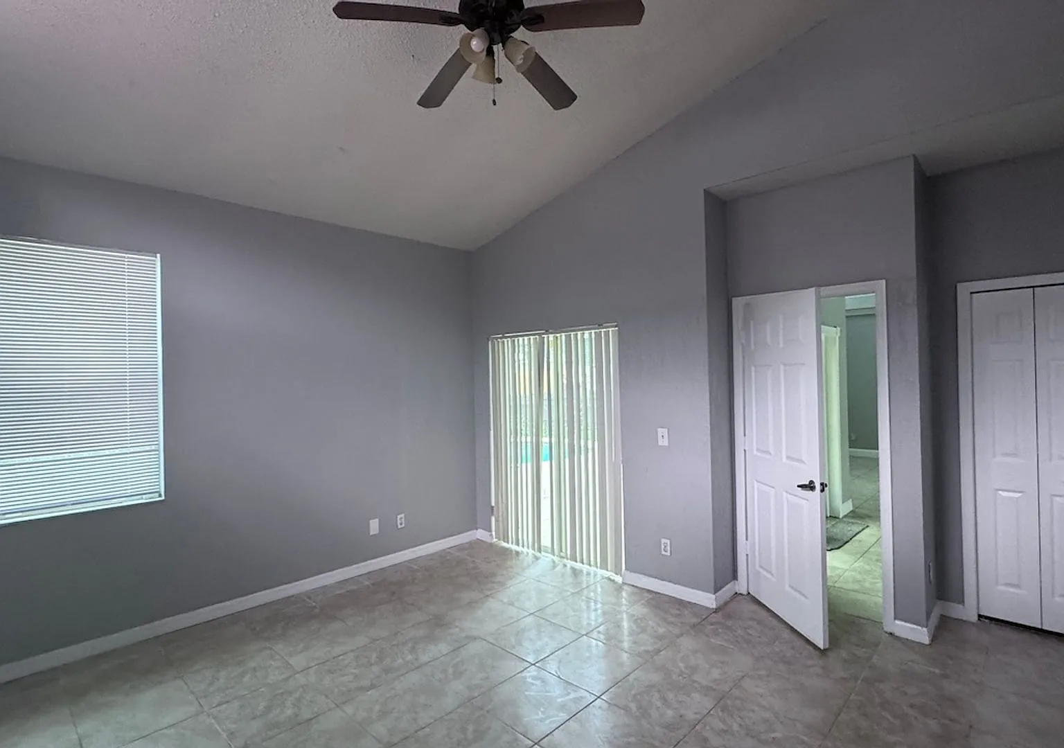 Spacious 3/2.5 Home in River Ridge with Pool in East Orlando — Photo 4