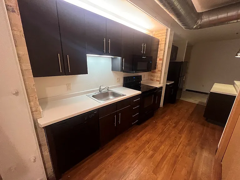 142 W Johnson St — Photo 57