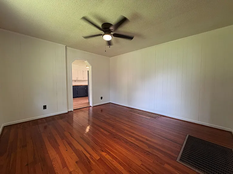 19 Oak St NE — Photo 8