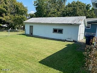 2nd image of 922 Robertson St