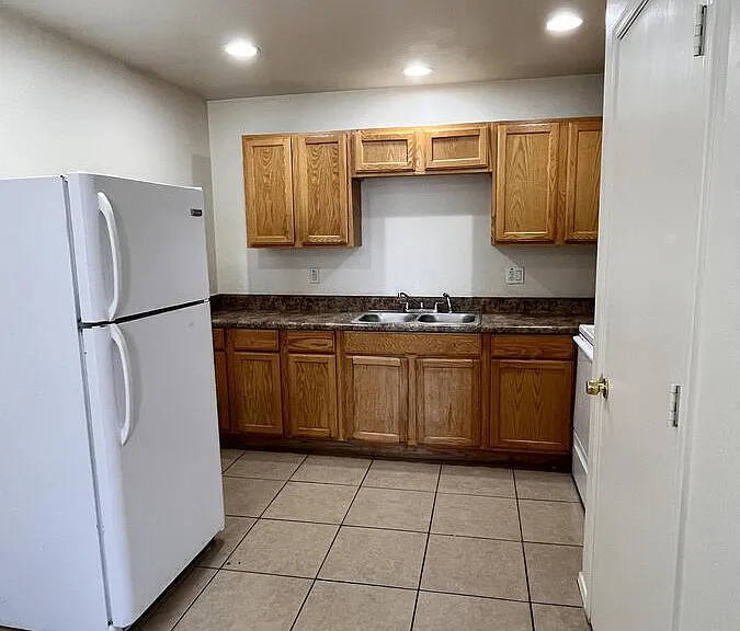 1597 W Mountain View Rd #5 — Photo 3