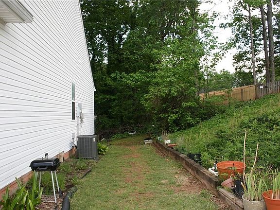 3rd image of 850 Mount Royal Cv