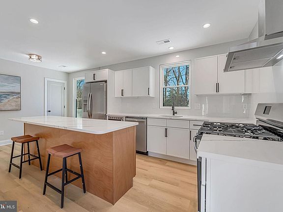 3rd image of 23 Carolina Ave