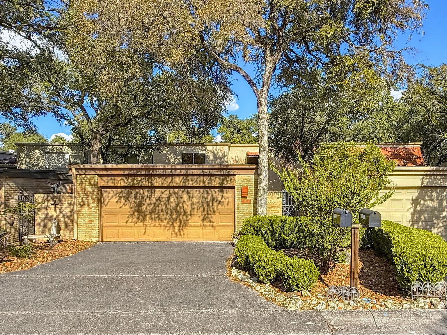 3 bed, 2.5 bath, 1946 sqft, $2,200 — Photo 1