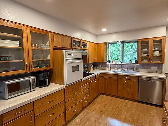 4th image of 3446 SW Cascade Ave