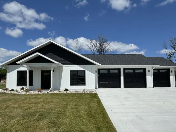 517 Lincoln St SE, Warroad, MN 56763