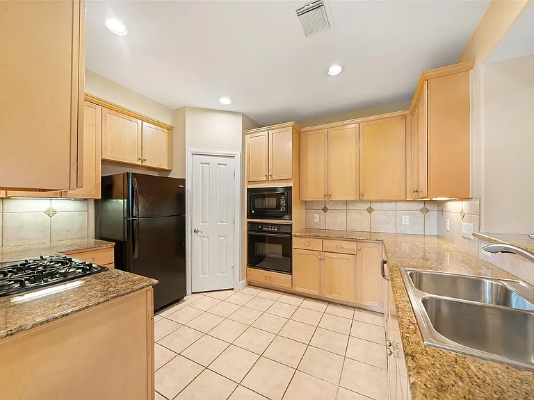 2406 Calumet St — Photo 22