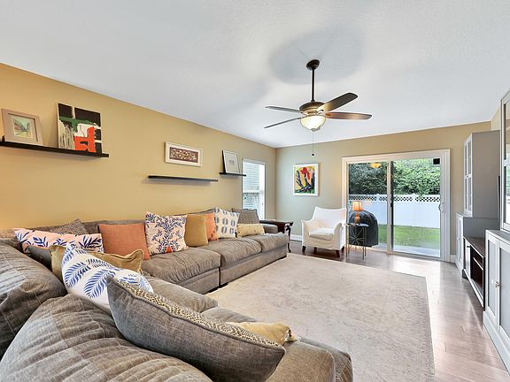 2nd image of 208 Mahogany Bay Dr