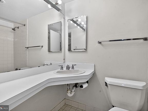 5th image of 950 25th St NW #517N