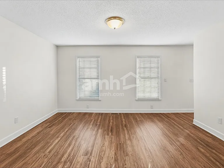 946 George Place Dr — Photo 6