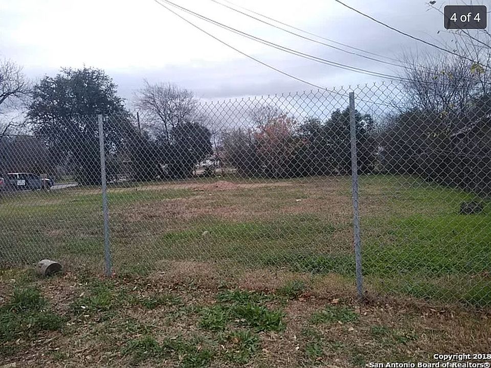 1st image of 902 Dreiss St