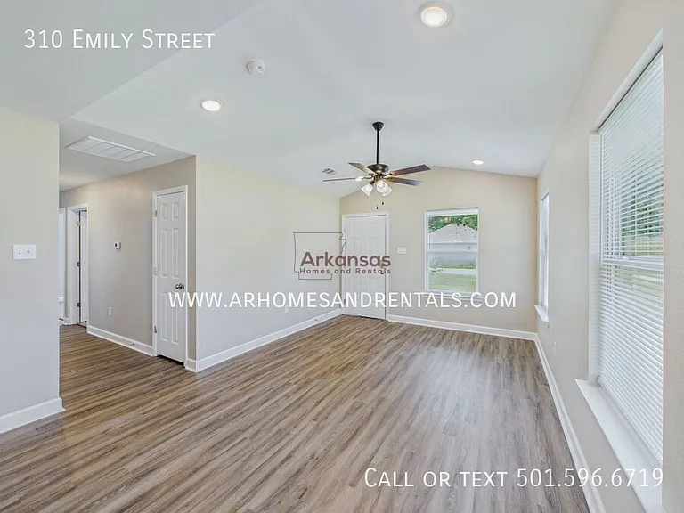 310 E Emily St — Photo 2