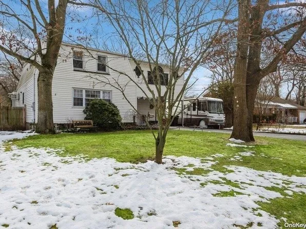 560 Kime Avenue, West Islip, NY 11795