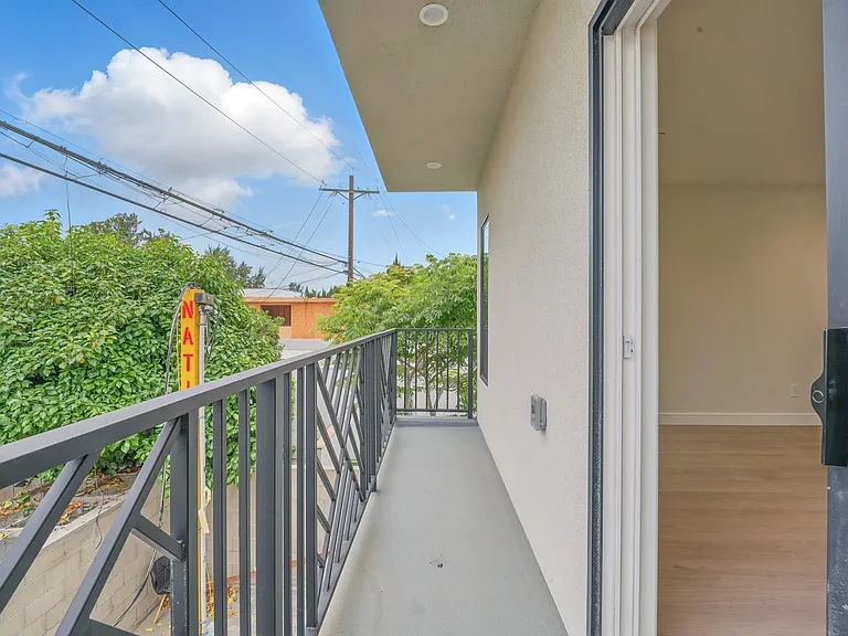 8236 1/2 Blackburn Ave — Photo 2
