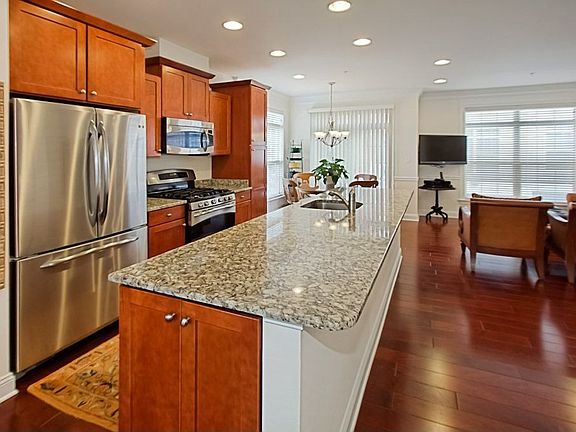 5th image of 415 N George Mason Dr