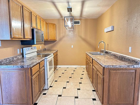 4th image of 212 Shady Oak St