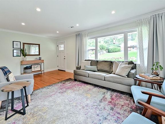 3rd image of 1132 Oakview Dr SE