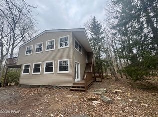 806 Warbler Ct, Lords Valley, PA 18428