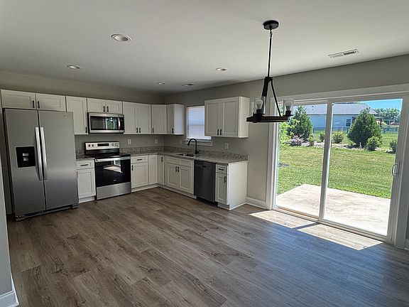 5th image of 113 Woodstone Ln
