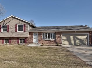 5302 Abbey Dr, McHenry, IL 60050