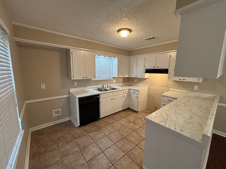 322 E Lee Ave — Photo 9