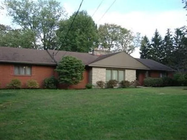 126 Country Club Dr NE photo 1
