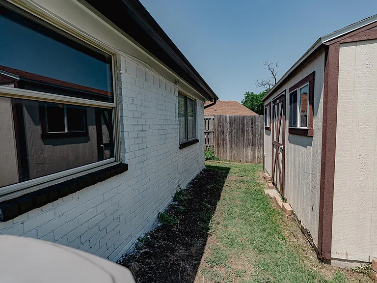 2027 Lucerne Cir — Photo 32