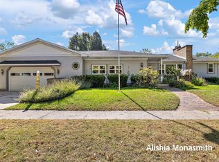 1104 Woodlawn Ave, Grand Haven, MI 49417