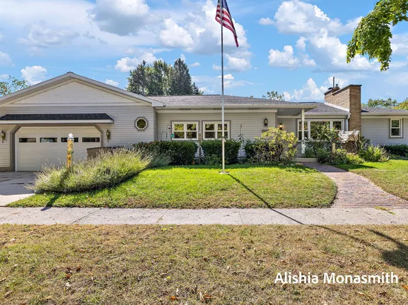 1104 Woodlawn Ave, Grand Haven, MI 49417