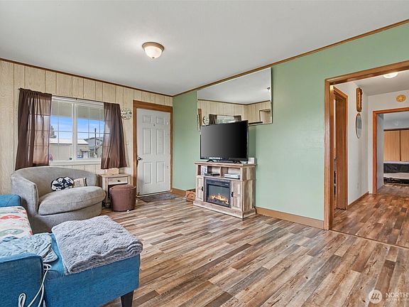 4th image of 214 Pe Ell Avenue W
