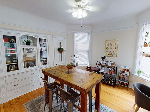 3rd image of 3043 N Kenmore Ave APT 1F