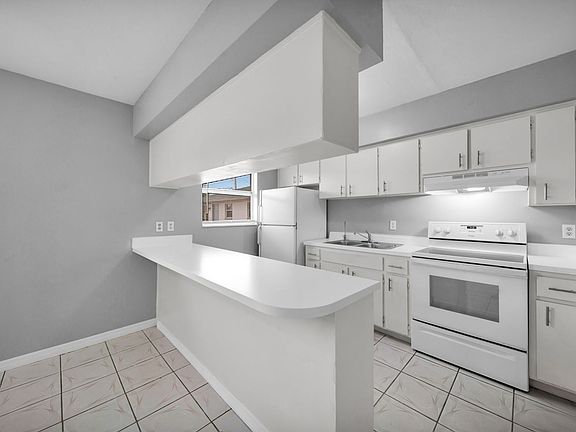 2nd image of 15 SE 24th Ave APT C