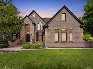 56015 Parkview Dr, Shelby Township, MI 48316