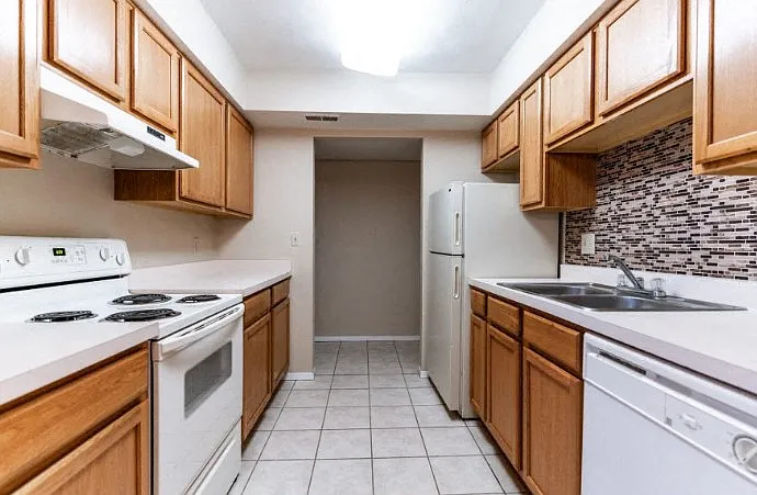 Hillcrest Apartments — Photo 8