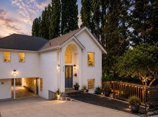 840 Tillicum Rd, Esquimalt, BC V9A7L8