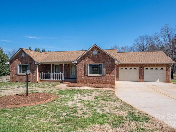 1922 Dogwood Flower Ln, Lincolnton, NC 28092