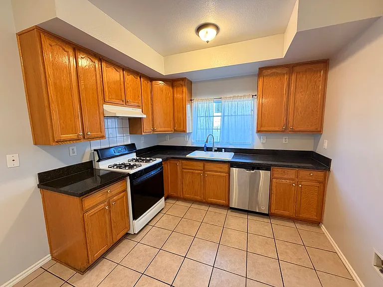 5762 Rostrata Ave — Photo 15