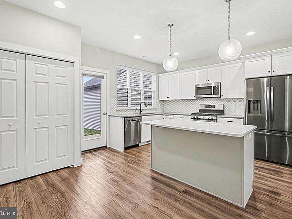 3rd image of 205 Estate Dr