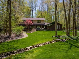 8837 Camelot Dr, Chesterland, OH 44026