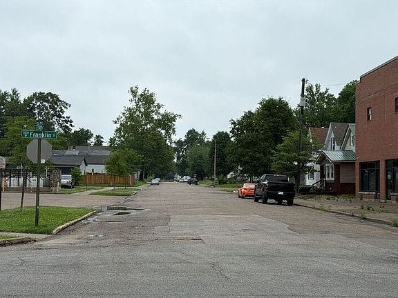 5th image of 1021 W Franklin St