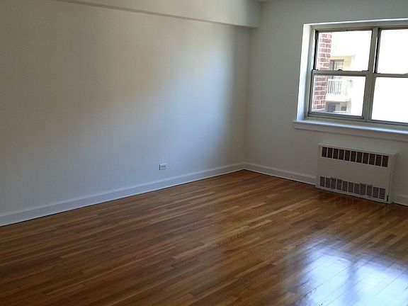 3rd image of 3135 Crescent St APT 6M
