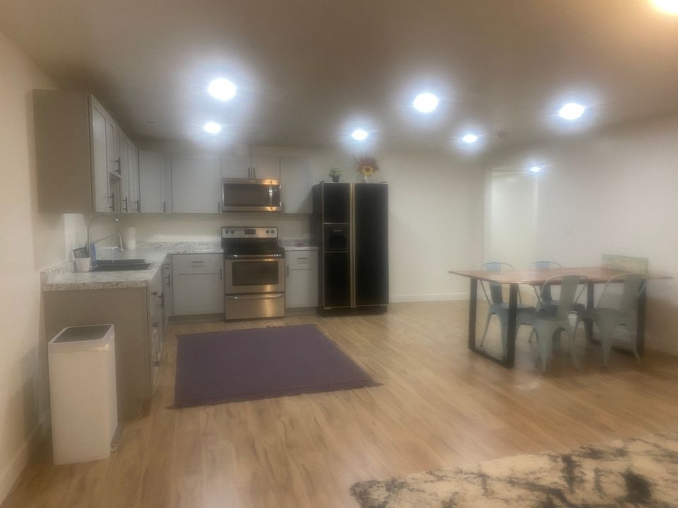 NEW BUILD 1800 SQ FT BRIGHT AND ROOMY FULLY FURNISHED BASEMENT WITH FULLSIZE KITCHEN