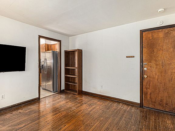 5th image of 608 W Washington St APT 1