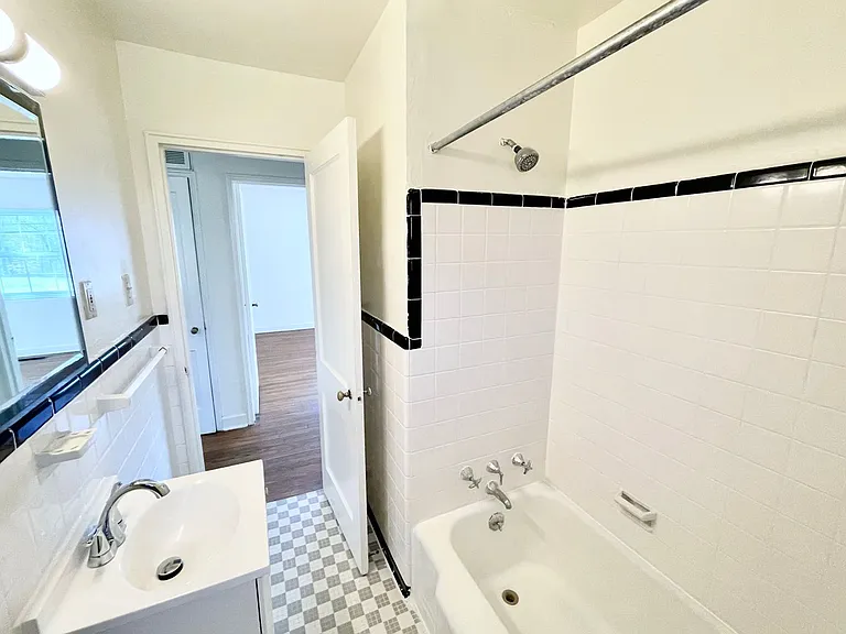 Lindley Park Manor — Photo 25
