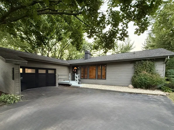 6412 Redbird Ln, Crystal Lake, IL 60012