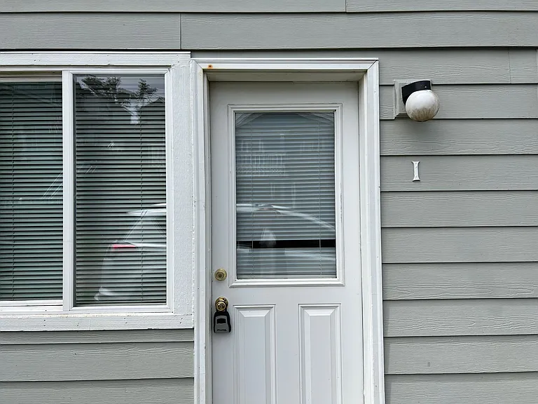 410 SW Fall St — Photo 1