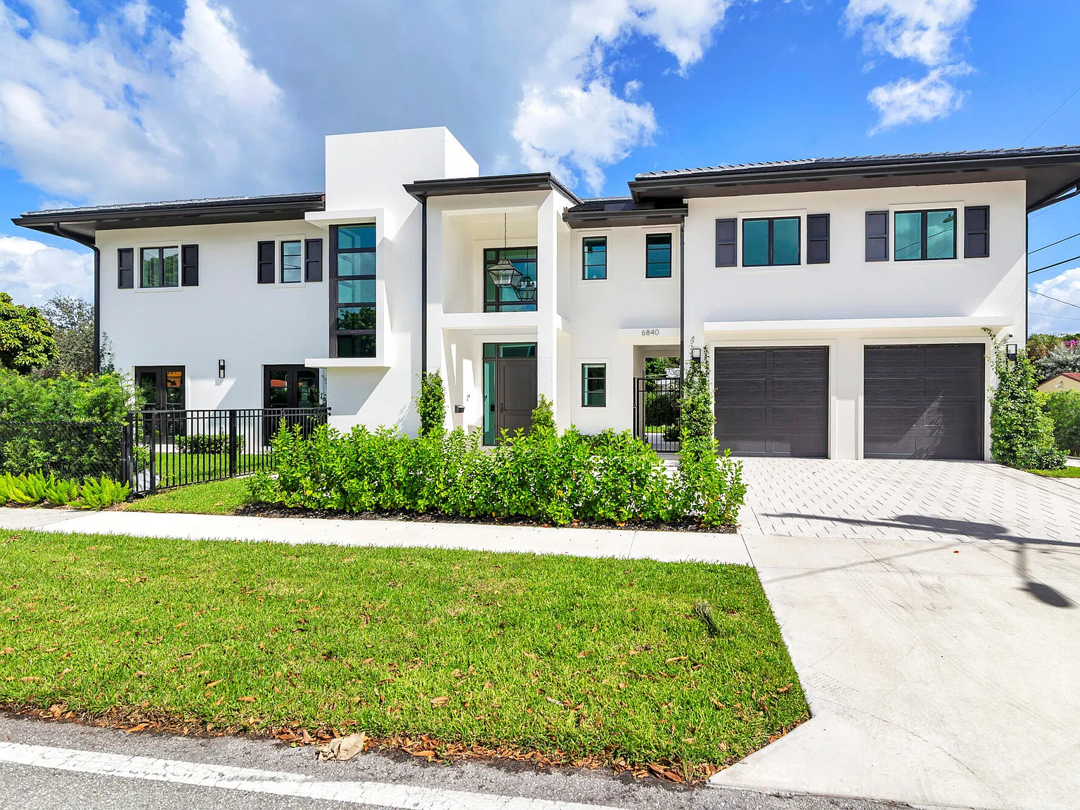 4 bed, 4.5 bath, 3334 sqft, $16,500 — Photo 1